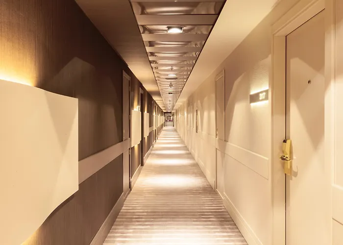 Hotels With Four Stars Madrid Marriott Auditorium & Conference Center
