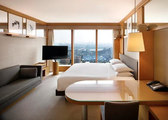 Hotel with pool: Grand Hyatt Seoul