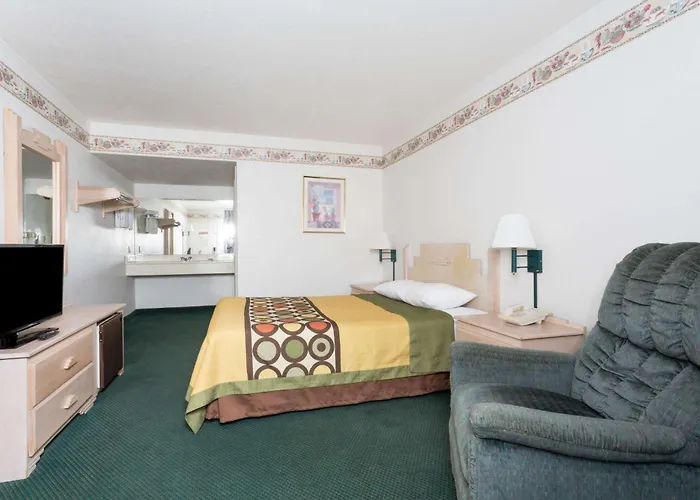 Cheap hotels Super 8 By Wyndham Cottonwood