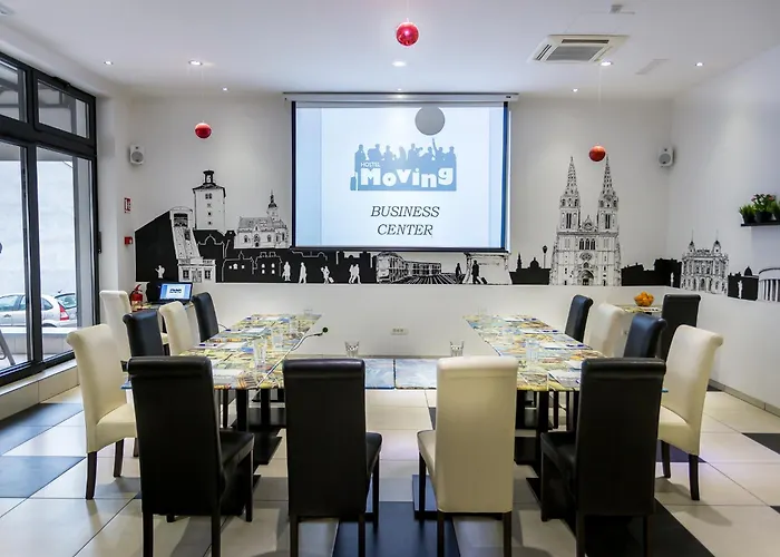 Hotel near College: Hostel Moving