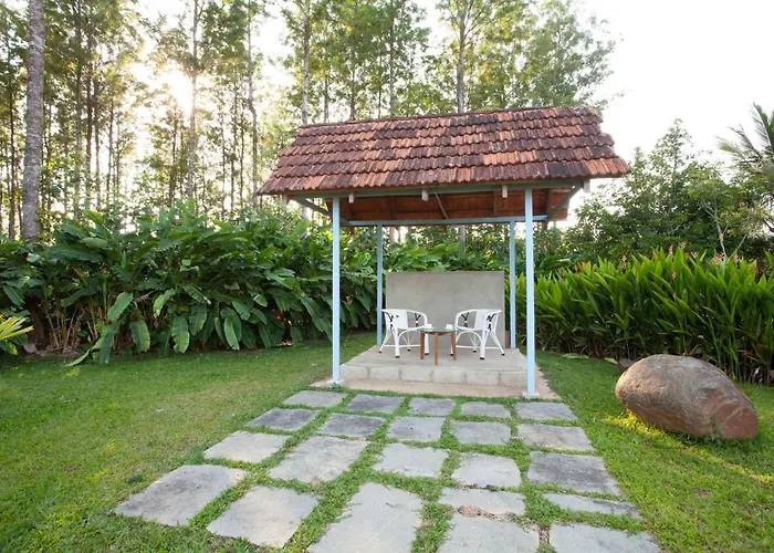 Stayvista At Cedar - Strelitzia 2Bhk With Breakfast And Jacuzzi