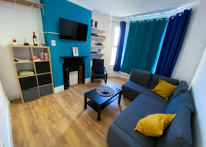 Villa avec piscine: 4 Bedroom House Parking & Garden Near Central London