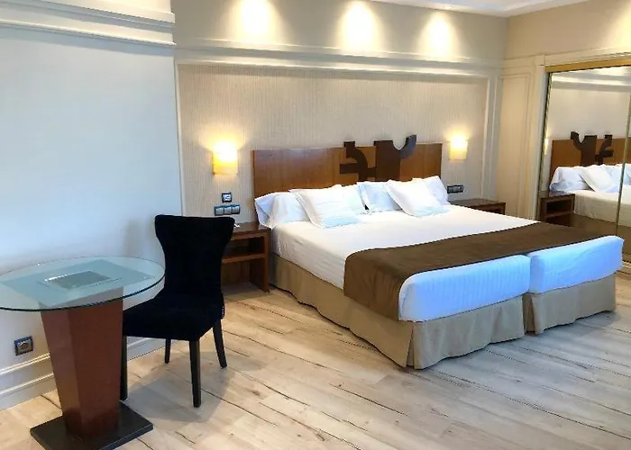 Hotel con piscina: Hotel Olid