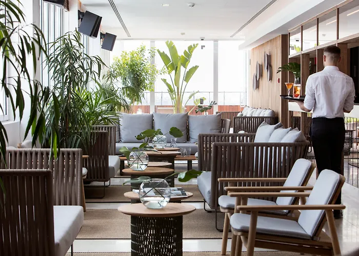  Me Madrid Reina Victoria By Melia