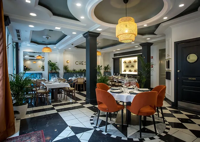 Queen'S Court Hotel & Residence