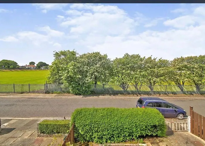 Modern Family Home Large Garden Free Parking