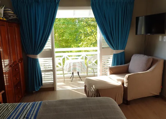 Hotels with tennis Point Village Studio