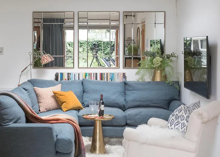 Pet Friendly hotel: Crescent Lodge, Crouch End, London