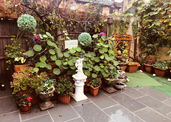 Villa privée: Cheerful 4 Bedroom House With Garden Free Parking
