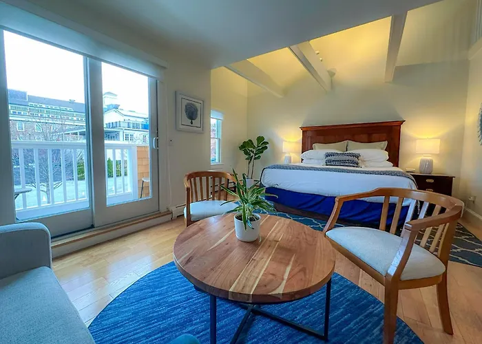 Cheap hotel: Harborside Inn