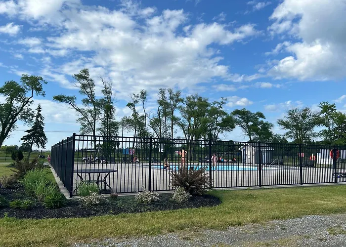 Villa: Cottage On The Lake