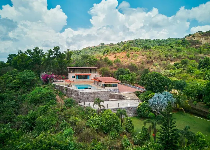 Private villas Stayvista'S Lake Mansion - Lakeside With Mountain View, Large Pool & Sprawling Lawn