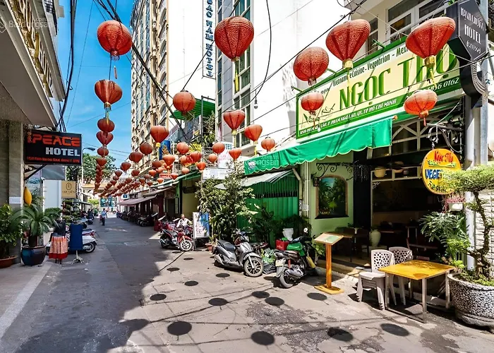 Hotel near College: The Hideout