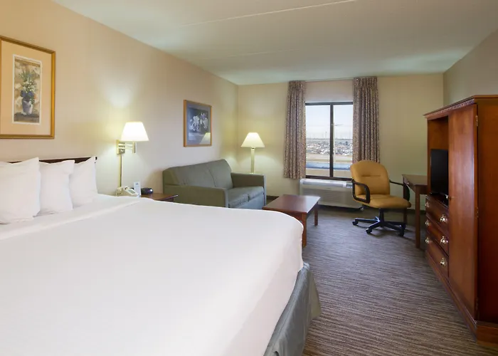 Hotel with pool: Comfort Inn & Suites Buffalo Airport