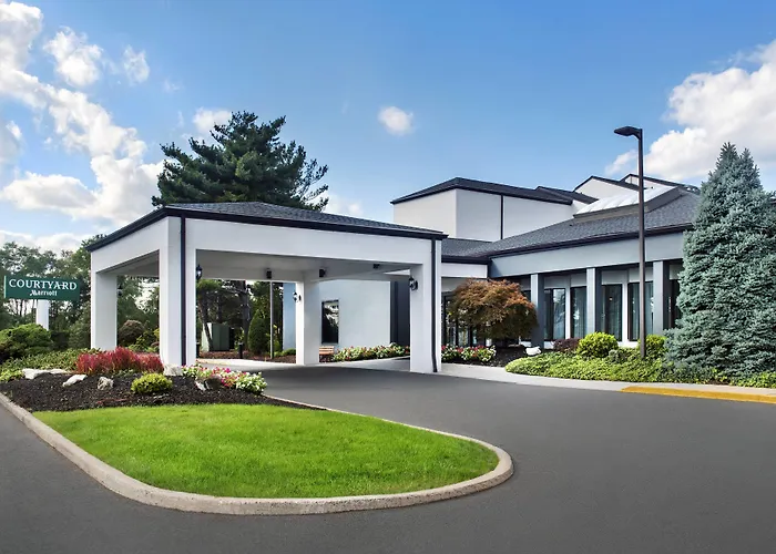 Pet Friendly hotel: Courtyard Newark Liberty International Airport