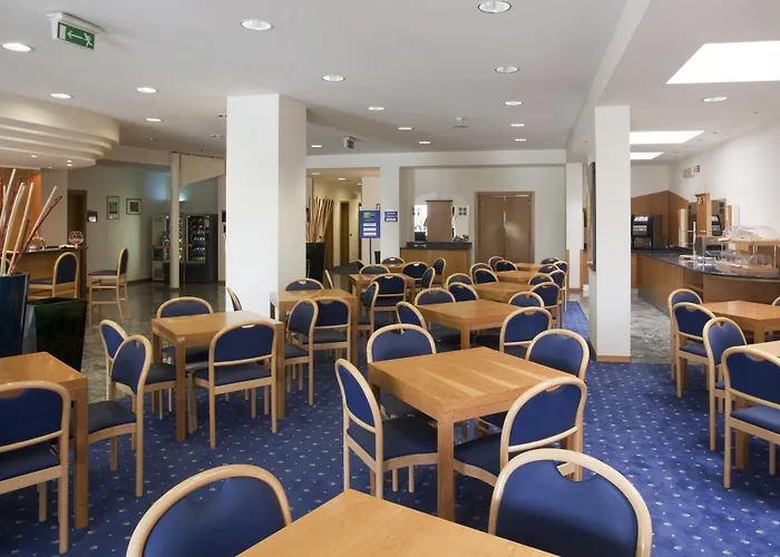 City Hotel & Suites