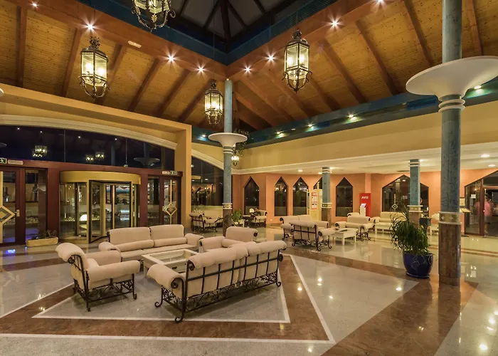 Hotel mit Pool: Hotel Esmeralda Maris By Livvo