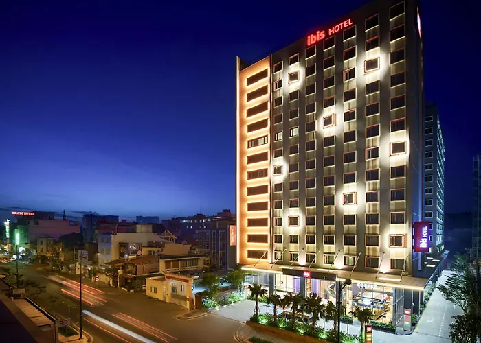 Hotel with pool: Ibis Saigon Airport