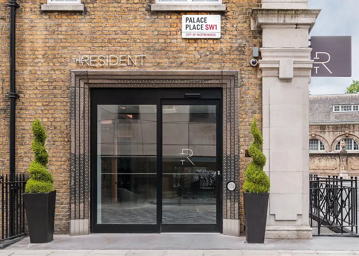 Family Hotel: The Resident Victoria