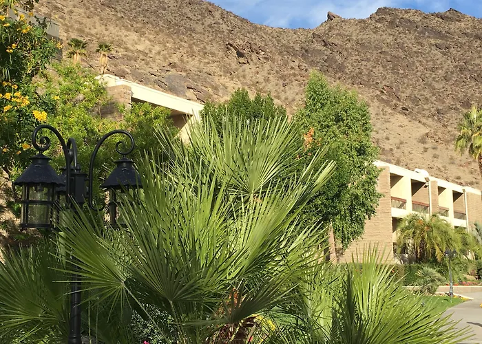 Hotel with Tennis: Getaways At Palm Springs Tennis Club