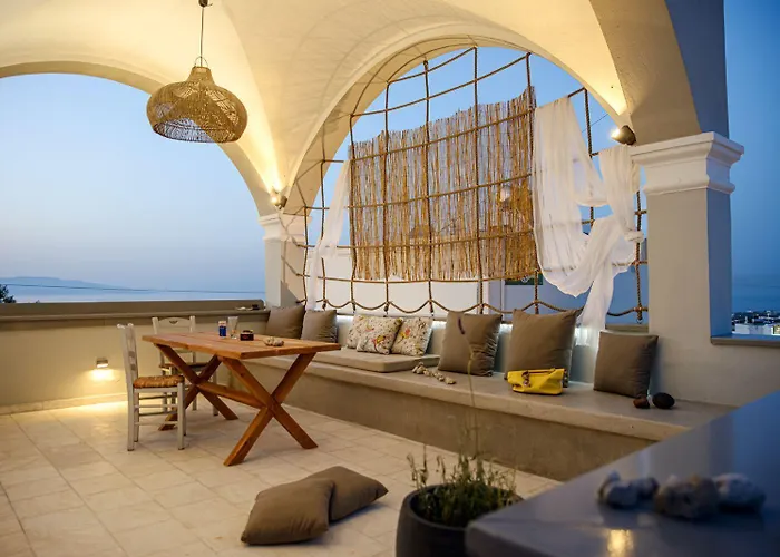 Central Hostel Oia
