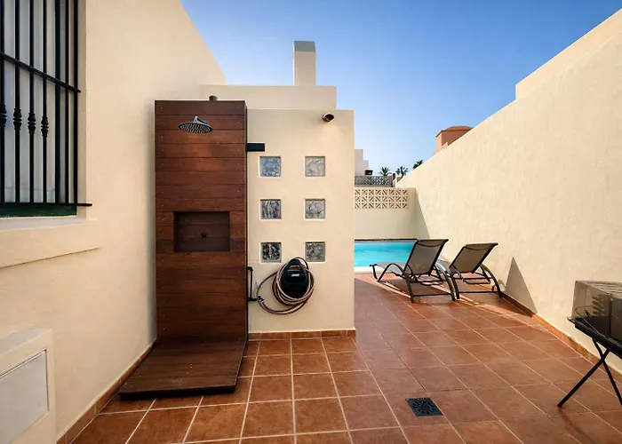 Holidays home Olympia House Lovely, Close To Town And Beaches With Private Pool & Fast Wifi
