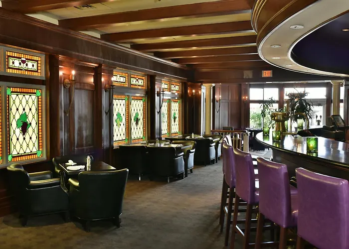 5 star hotels Queens Landing