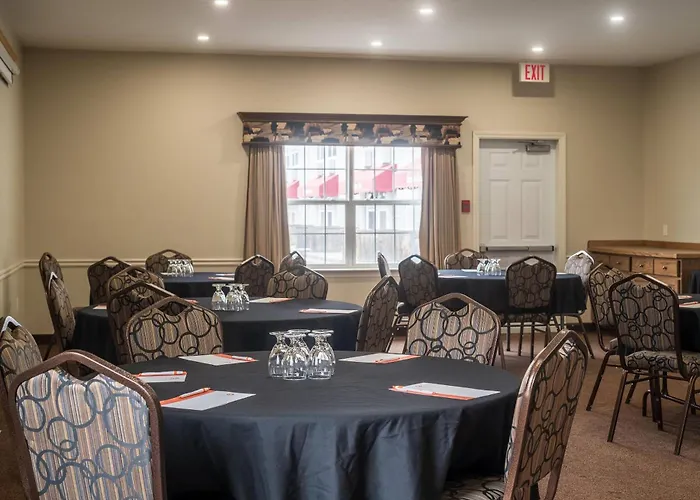Amsterdam Inn & Suites