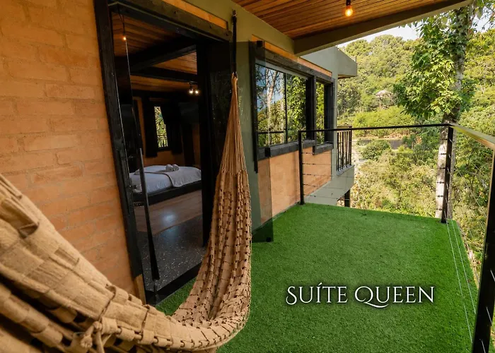  Casa Container 80 - Suítes privativas e sofisticadas integradas à natureza