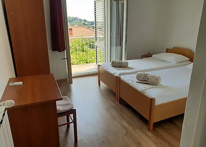 Luka'S Lodge Guesthouse &
